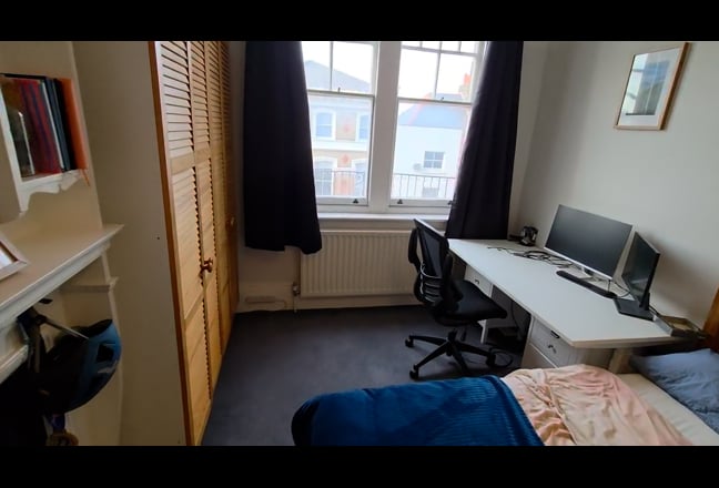 Spacious double bed room in 3 bed flat Hammersmith Main Photo