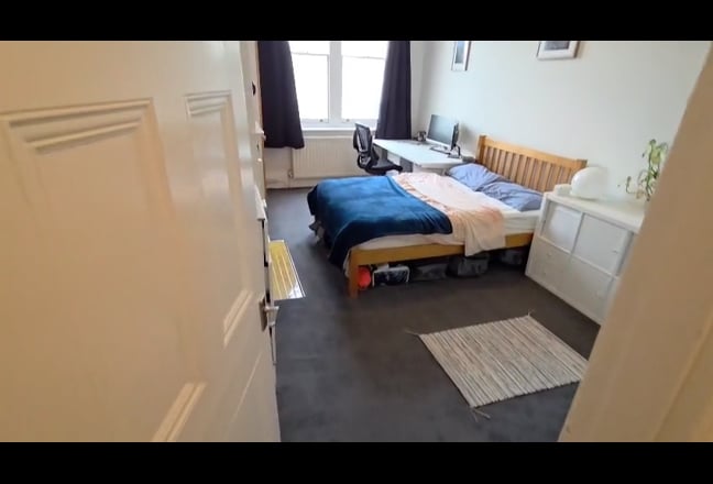 Spacious double bed room in 3 bed flat Hammersmith Main Photo