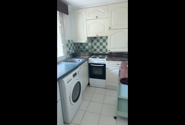 Bright  Studio flat 10 minutes from Victoria Main Photo