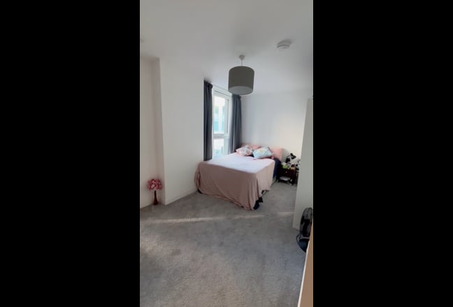 Spacious Double Bedroom in a 2bedroom apartment Main Photo