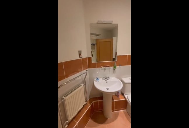 Bright Double Room with Private Bathroom – 1-min W Main Photo