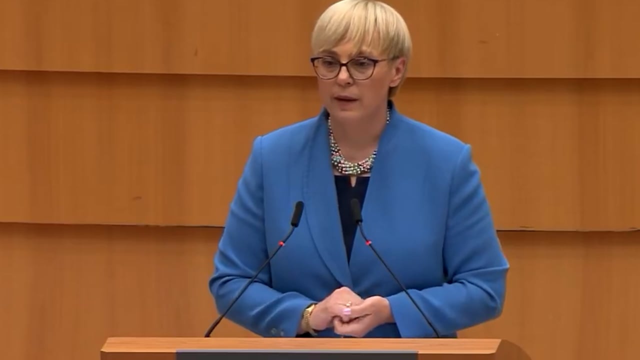Pirc Musar z obsodbo genocida prejela stoječe ovacije, del poslancev obsedel