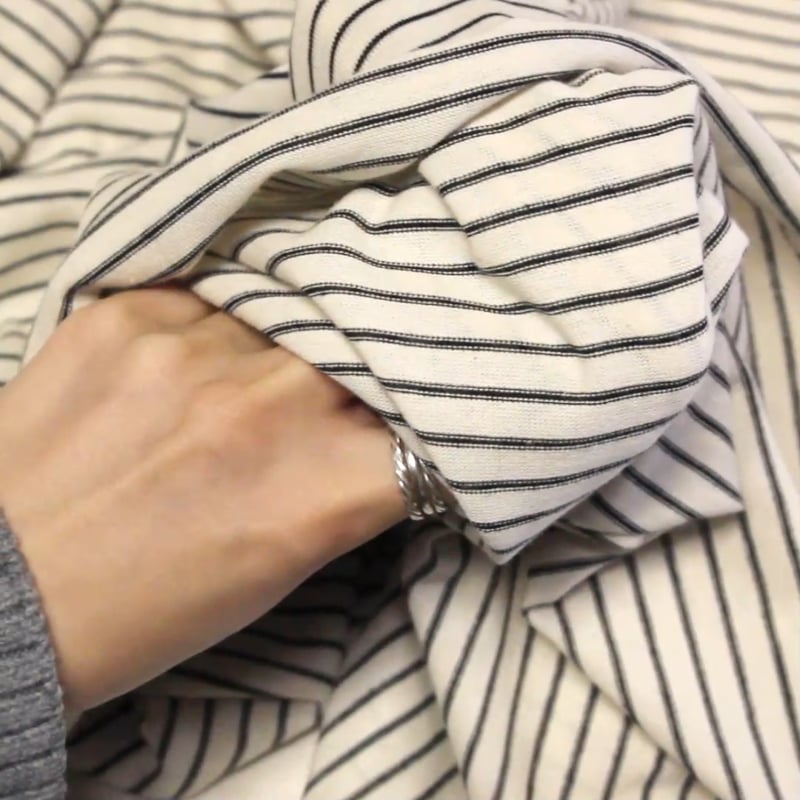 Vidéo: Jersey 100% coton - Rayures fines noir & écru
