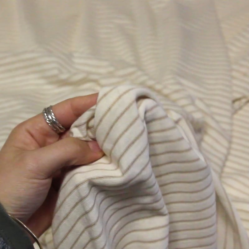 Vidéo: Jersey 100% coton - Rayures fines marron clair & écru