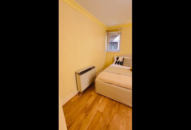 10 min walk to London Bridge - Last Room Available Main Photo