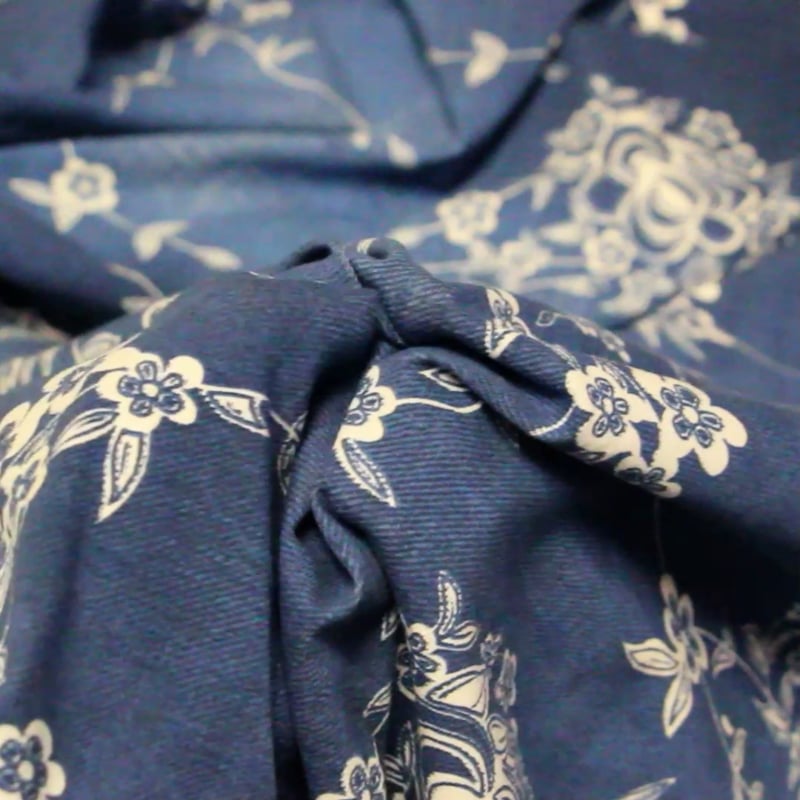 Vidéo: Jersey imprimé 100% coton - Motif floral fond bleu
