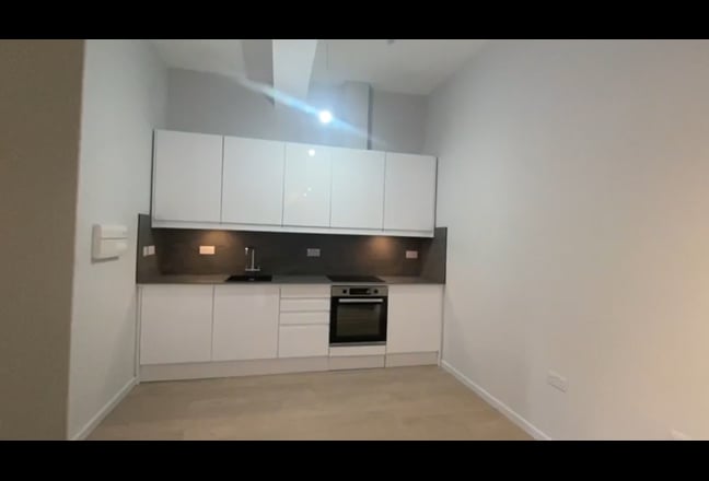 Spacious STUNNING Open plan Apartment B17 Main Photo