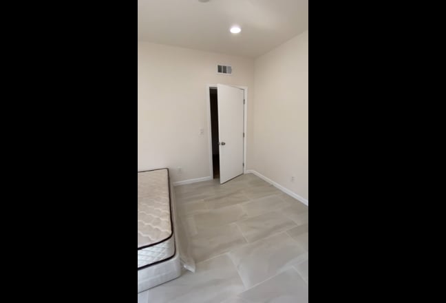 Bright and spacious, private bedroom, share bath Main Photo
