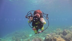 0528_Female scuba diver girl with underwater camera