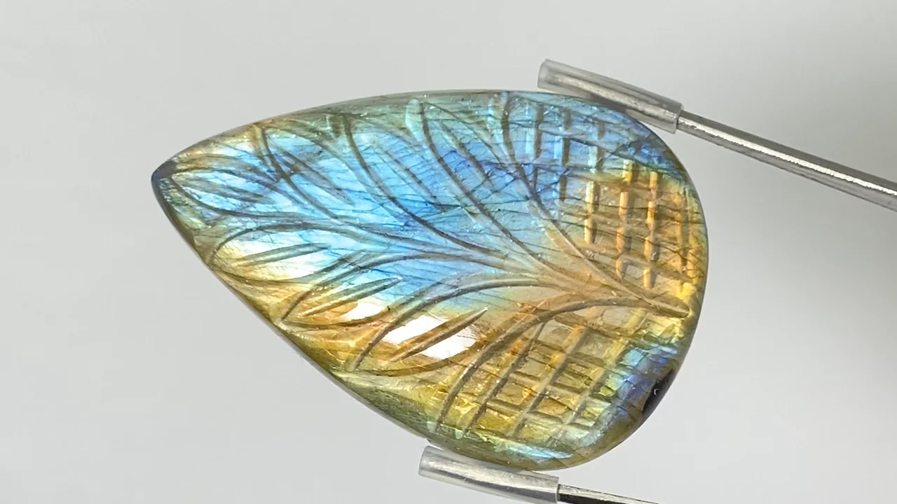 動画】【1点もの】レインボーラブラドライトAAA- 彫刻入りカボション 1