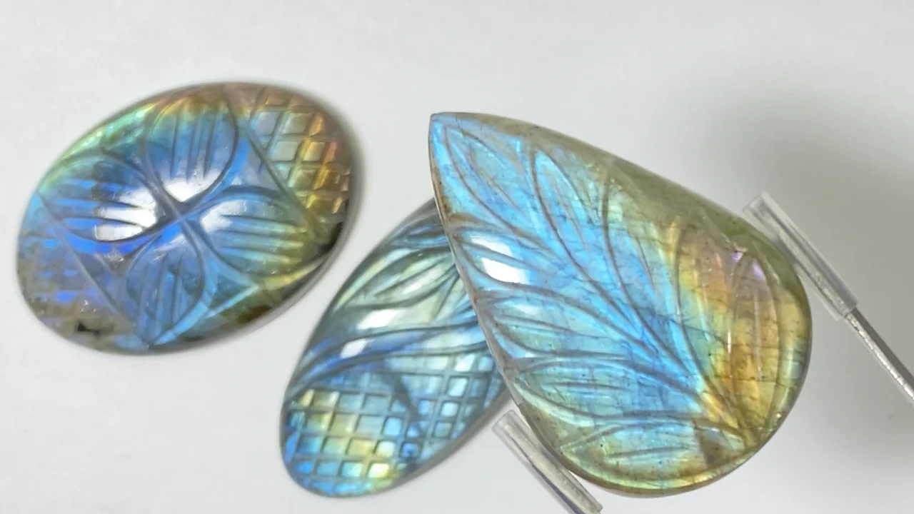 動画】【1点もの】レインボーラブラドライトAAA- 彫刻入りカボション 3  