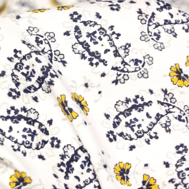 Vidéo: Jersey 100% coton - Cachemire fleuri bleu & jaune fond blanc