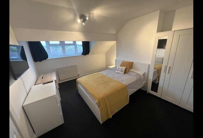 Refurbished room with TV in Headingley Main Photo