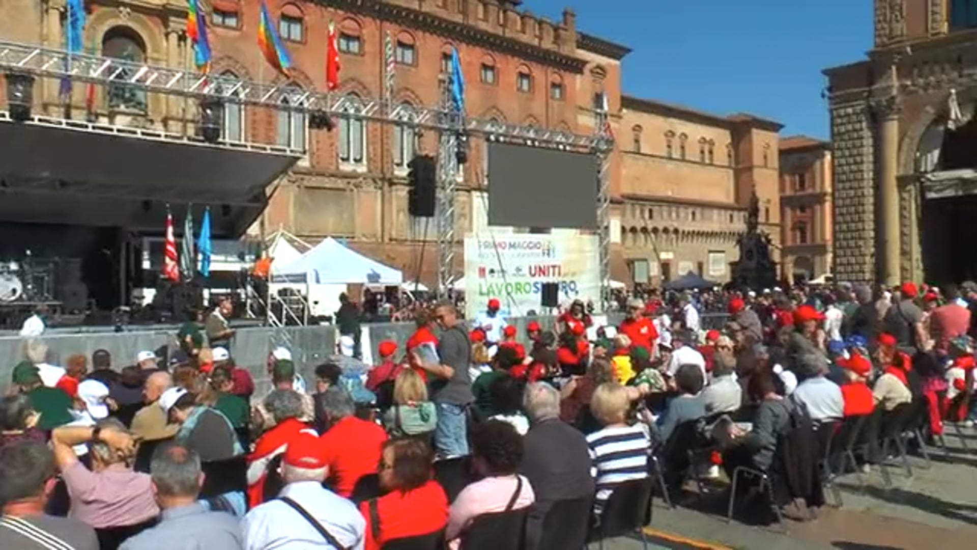 Primo maggio, centinaia di partecipanti alla manifestazione di Cgil, Cisl e Uil in Piazza Maggiore