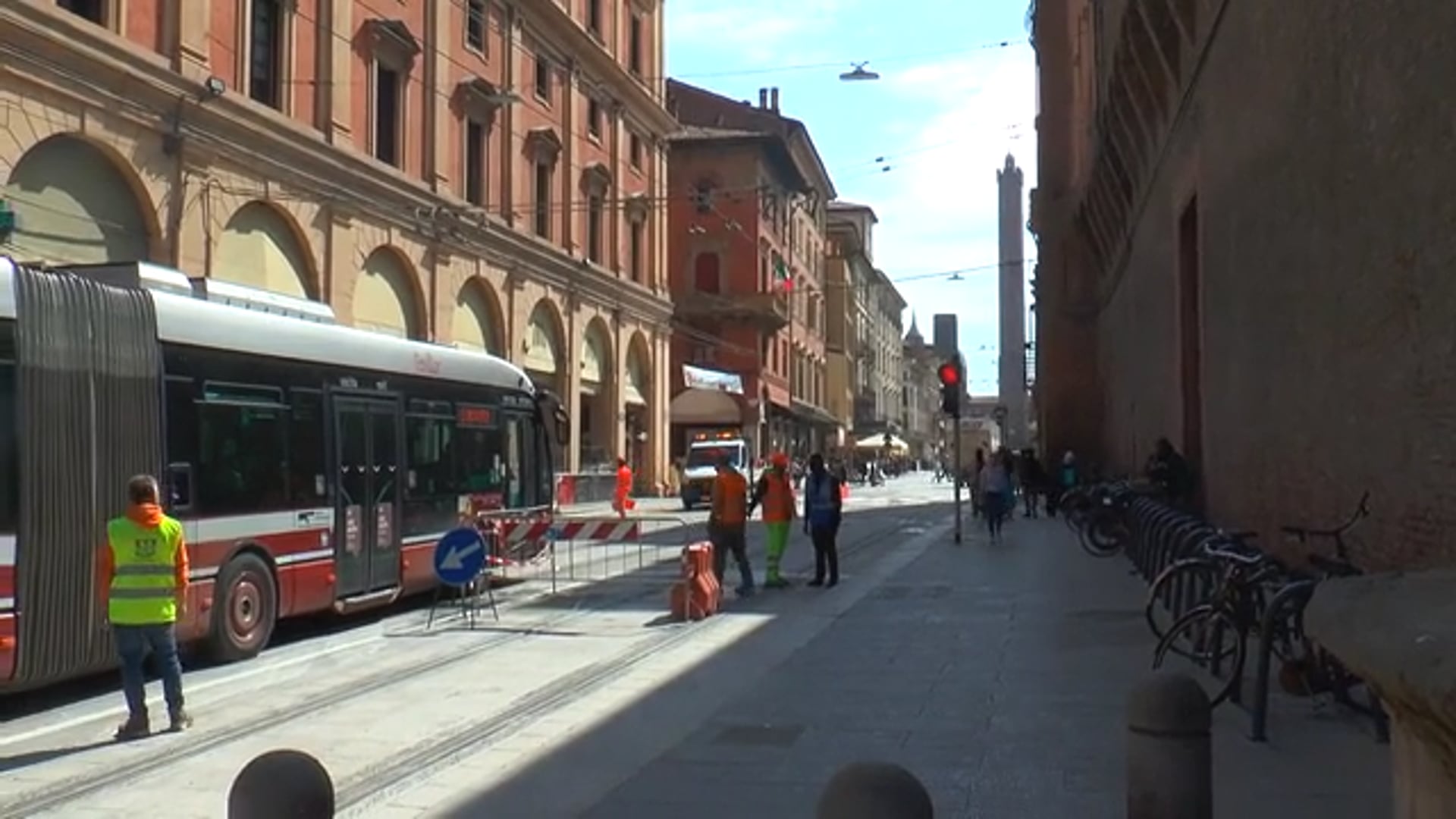 Incidenti sulle rotaie del tram: arriva il “tutorial” per le biciclette