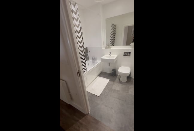 Spacious double bedroom with own bathroom Main Photo