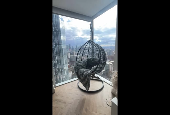 Large en-suite room with king bed in corner apt Main Photo