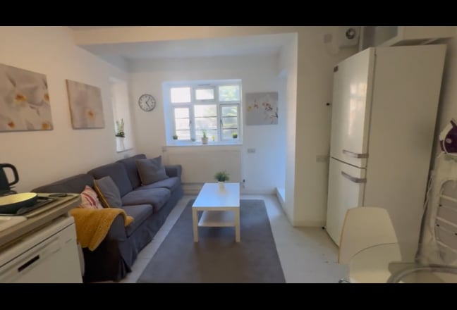 NOW Sociable prof flatshare 5 mins  Clapham South  Main Photo