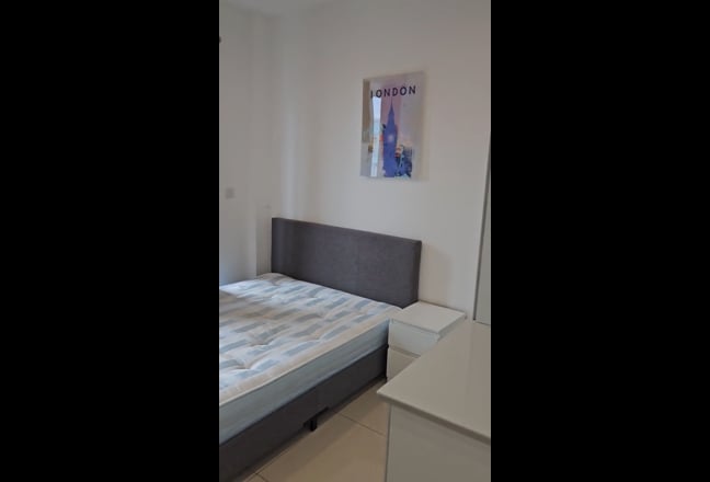 Ensuit room in 2Bthrooms in Great location  Main Photo