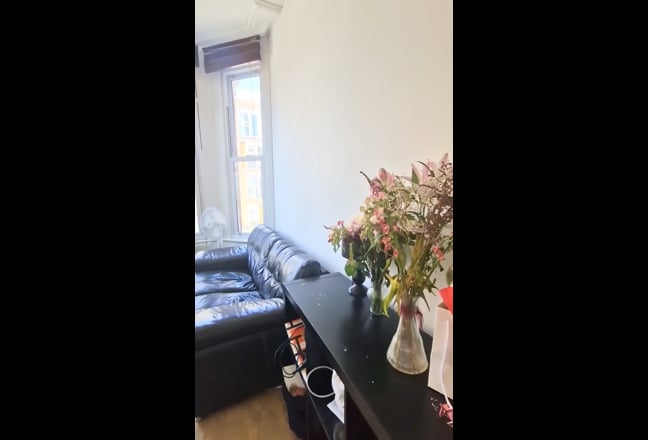 Double bedroom in West Hampstead period house Main Photo