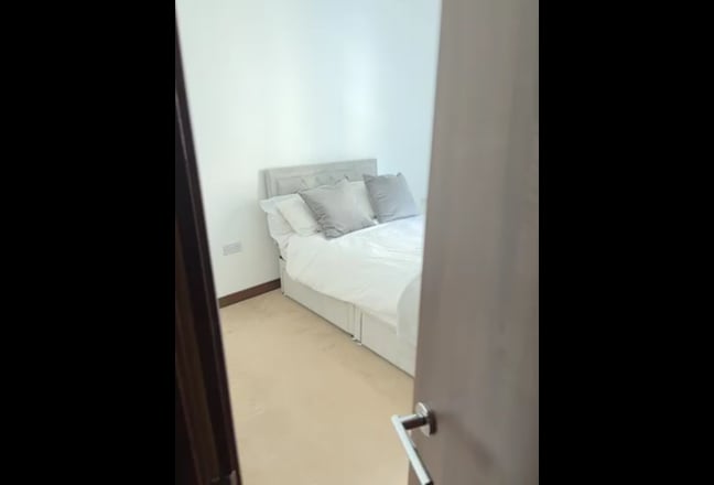 Spacious Double Room with En-suite bills incl Main Photo
