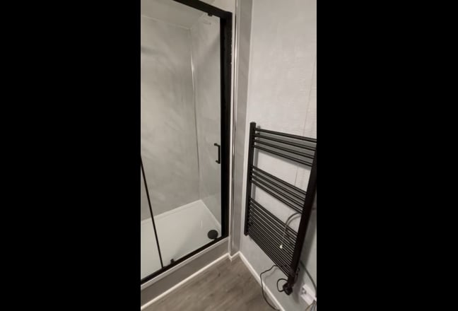 Double Bedroom in Shared House - Uxbridge  Main Photo