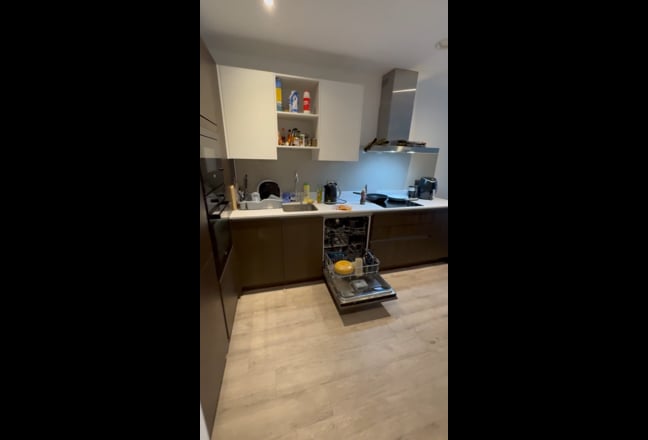 Middlewood locks Double furnished ensuit room Main Photo
