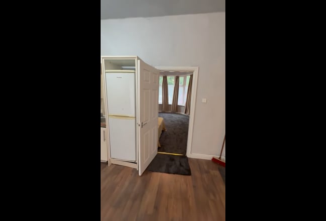 1 Large Bedroom Flat Available  Main Photo