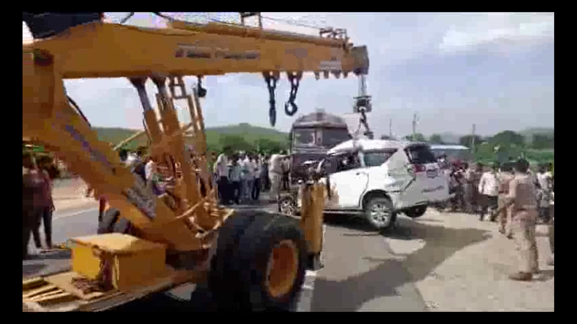 6 devotees died in a road accident in Prakasam district, one seriously injured #accident