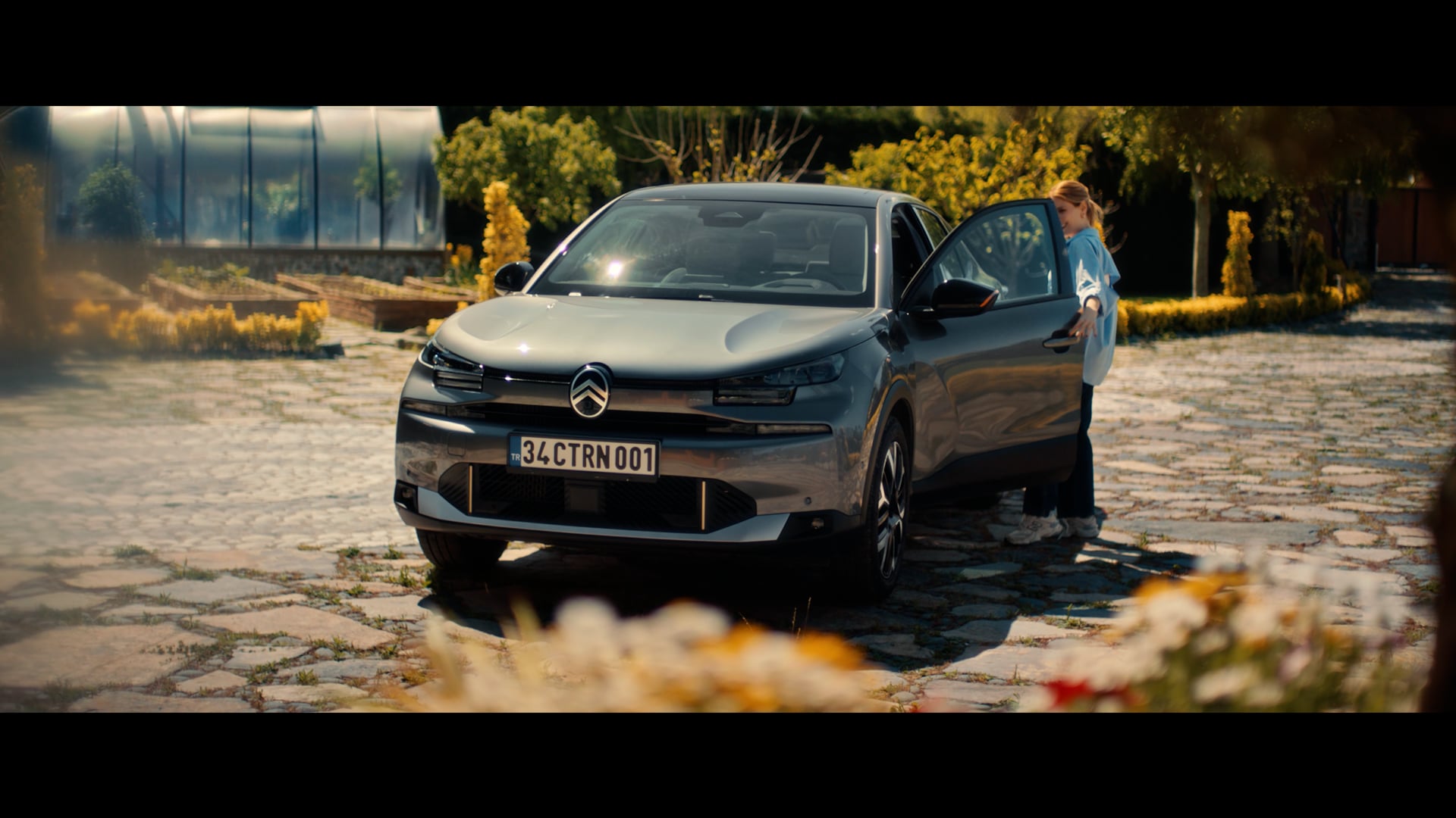 Citroen C4X - Teaser Hazal Kaya “Evrendeki en konforlu yolculuğum bugün başlıyor”