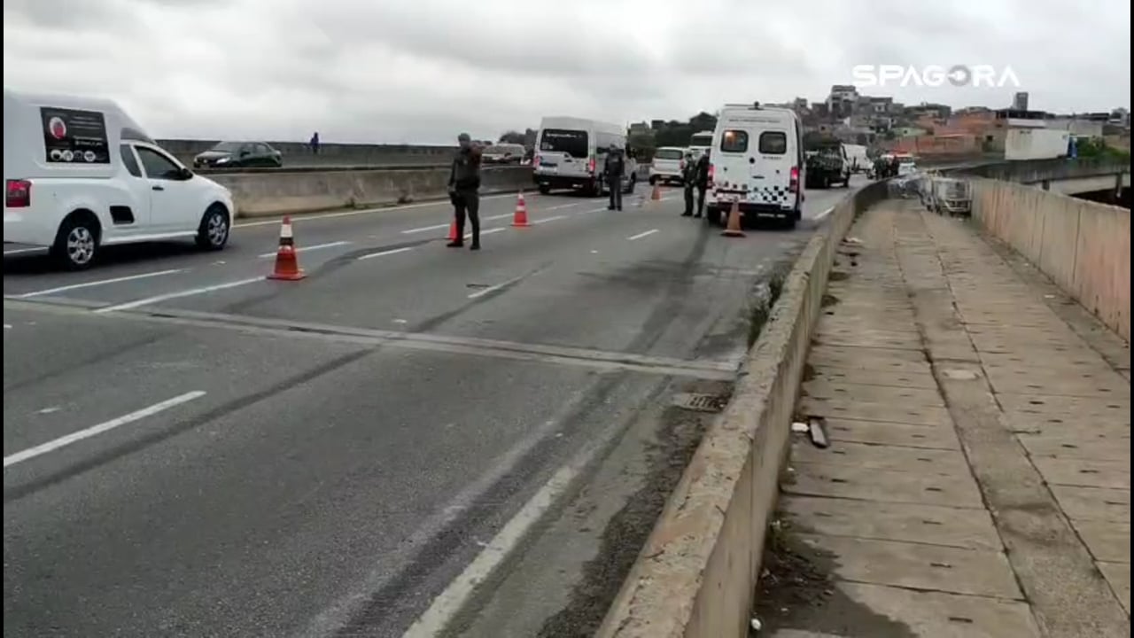 Caminhão betoneira cai de viaduto após colisão e deixa quatro feridos na Zona Leste de SP