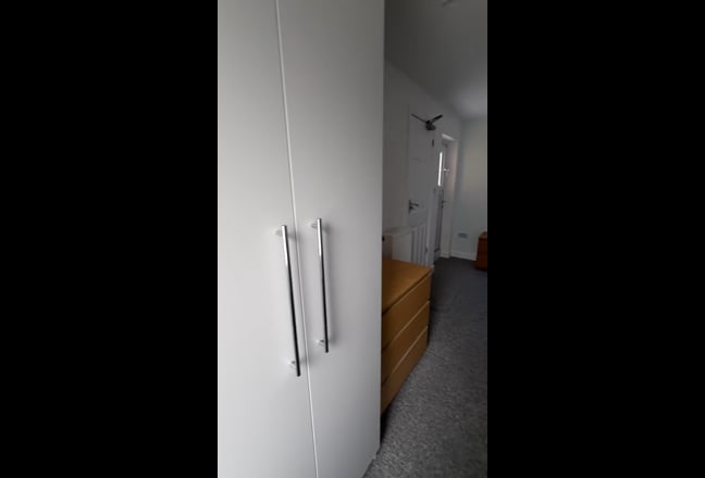 Newly Refurbished Large Double Room Main Photo