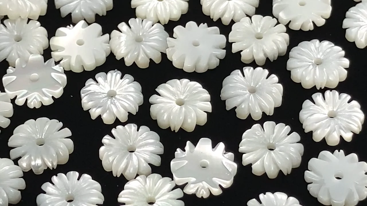 マザーオブパール ホワイト フラワー(マーガレット) 8mm 中央穴 4枚