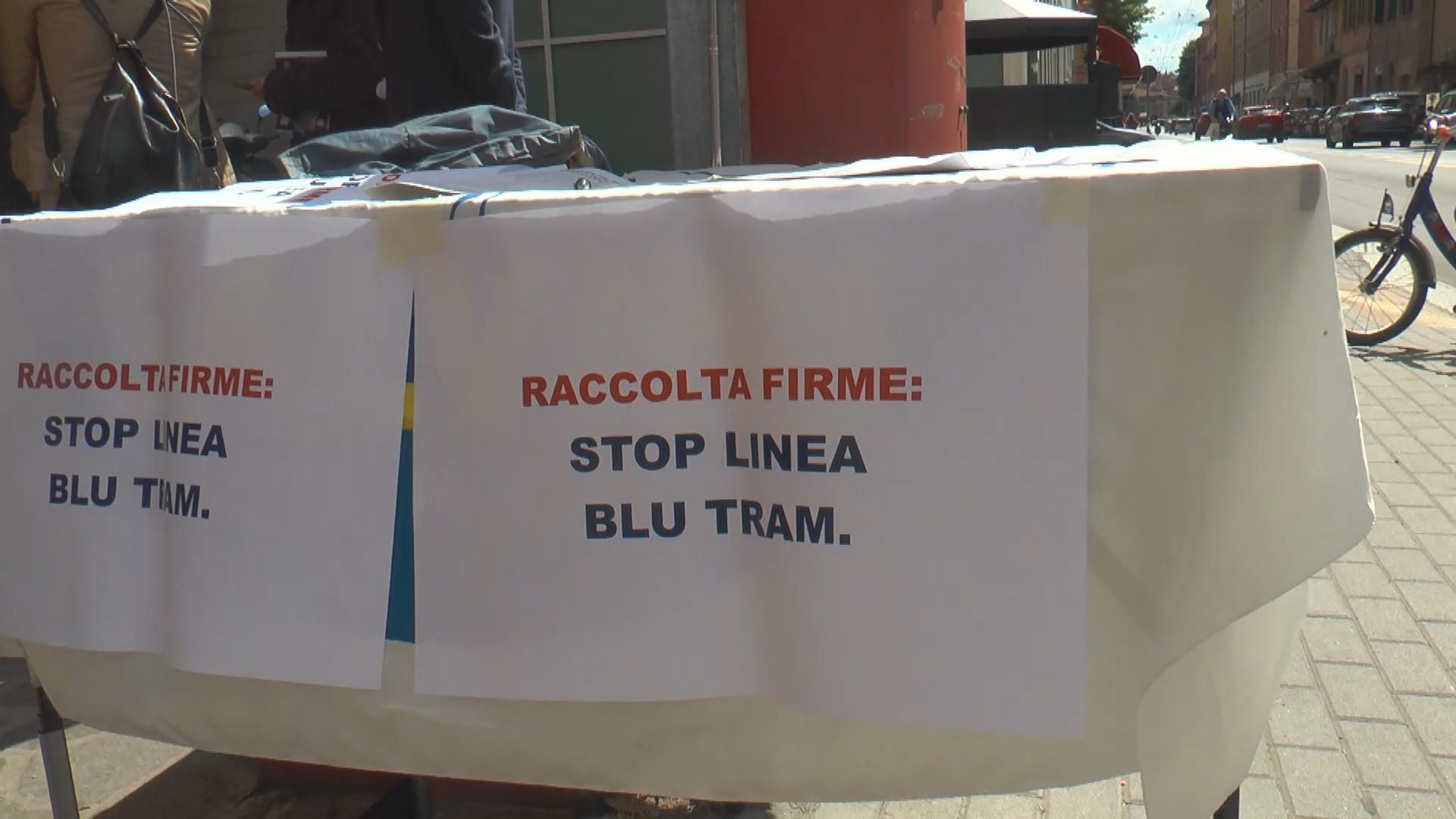 Continua la raccolta firme della Lega per dire stop alla linea blu del tram
