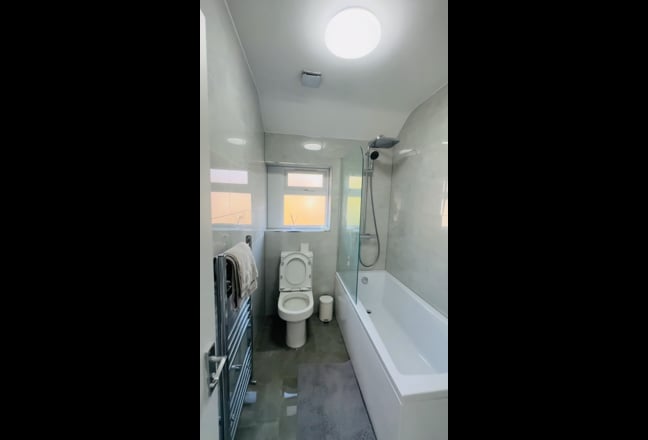 Video 1: En-suite bedroom