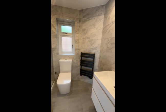 Modern 2-Bedroom Flat for Rent in Woking, Surrey – Main Photo