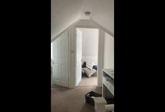 Loft Room Ensuite Available Cobham inc Parking  Main Photo