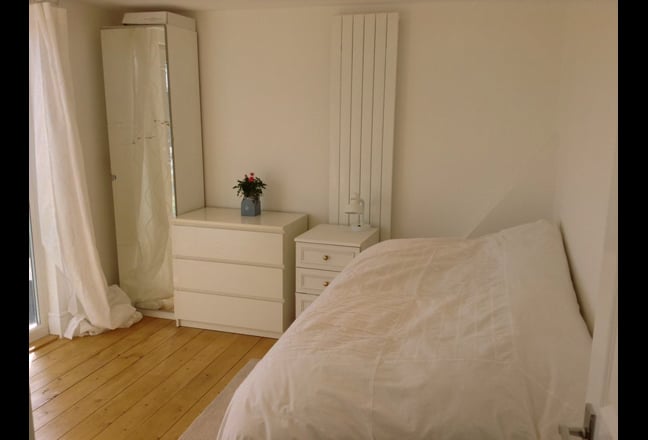 Light, peaceful room with own bathroom Main Photo