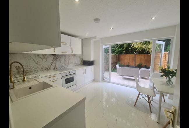 Beautifully Refurbished & Furnished House Share Main Photo