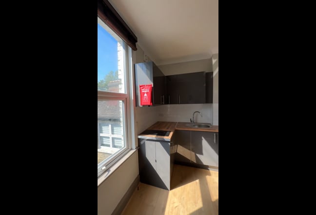 Bright Studio in Kilburn 🪟 – Water Bill Included Main Photo
