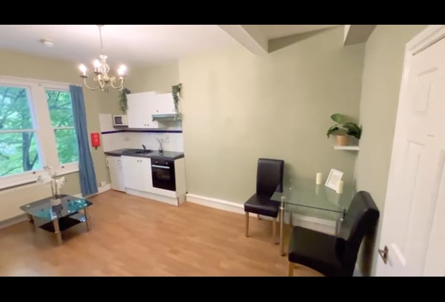 Self-contained one bedroom flat in Kensington Main Photo