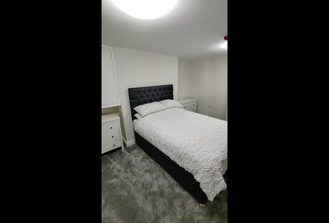 Amazing house share huge rooms all bills included Main Photo