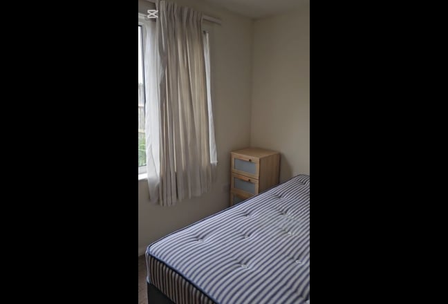 Large double room in a 3 bedrooms house Main Photo