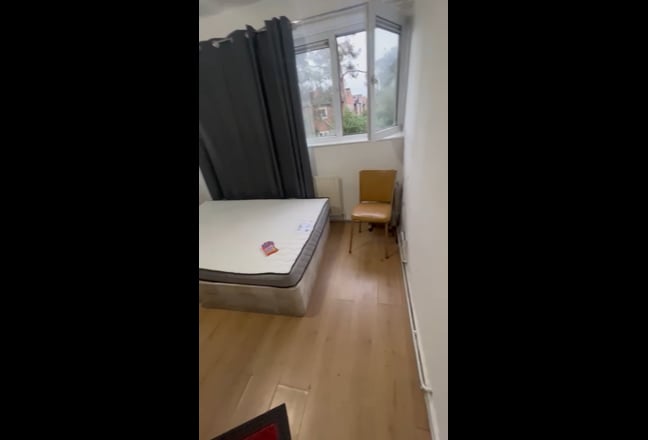 DOUBLE Mile End, Bethnal Green, Stratford station Main Photo