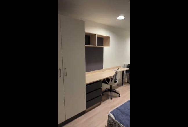 A satisfied and comfortable ensuite!!  Main Photo