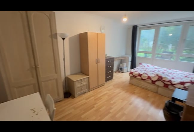 Double room near Stepney Green Main Photo