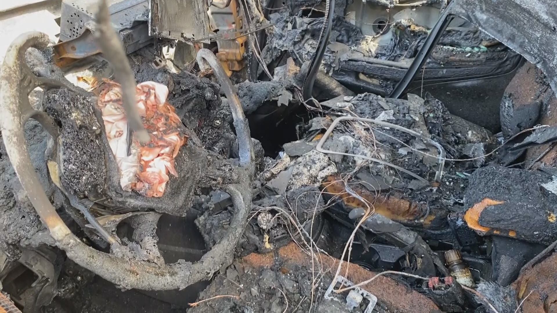 Auto incendiate in Largo Lercaro, i cittadini chiedono videosorveglianza