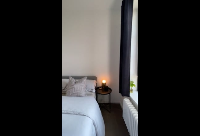 Luxury Double Bed w Gym, Sauna, Pool + More.... Main Photo