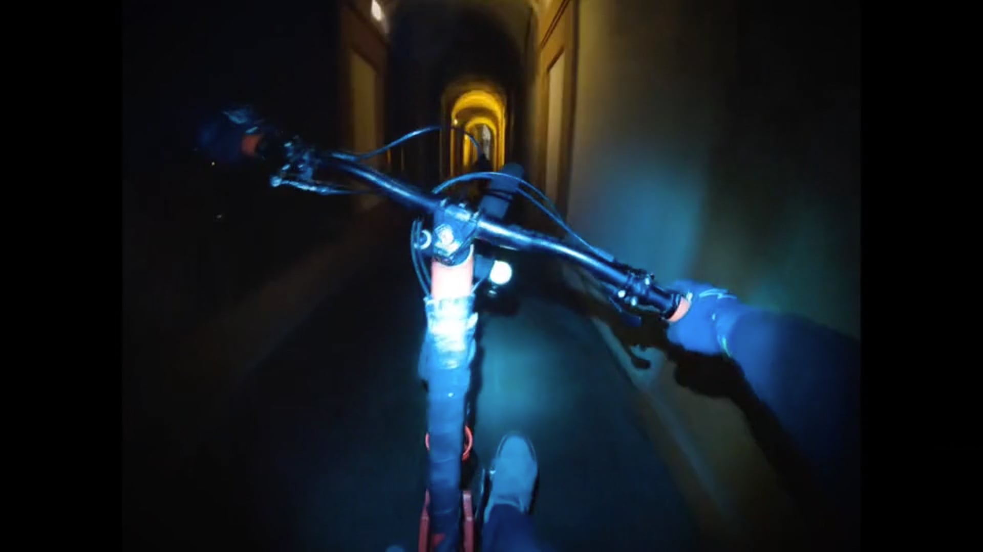 A tutta velocità in bici sotto il portico di San Luca, virale sui social video di downhill bikers