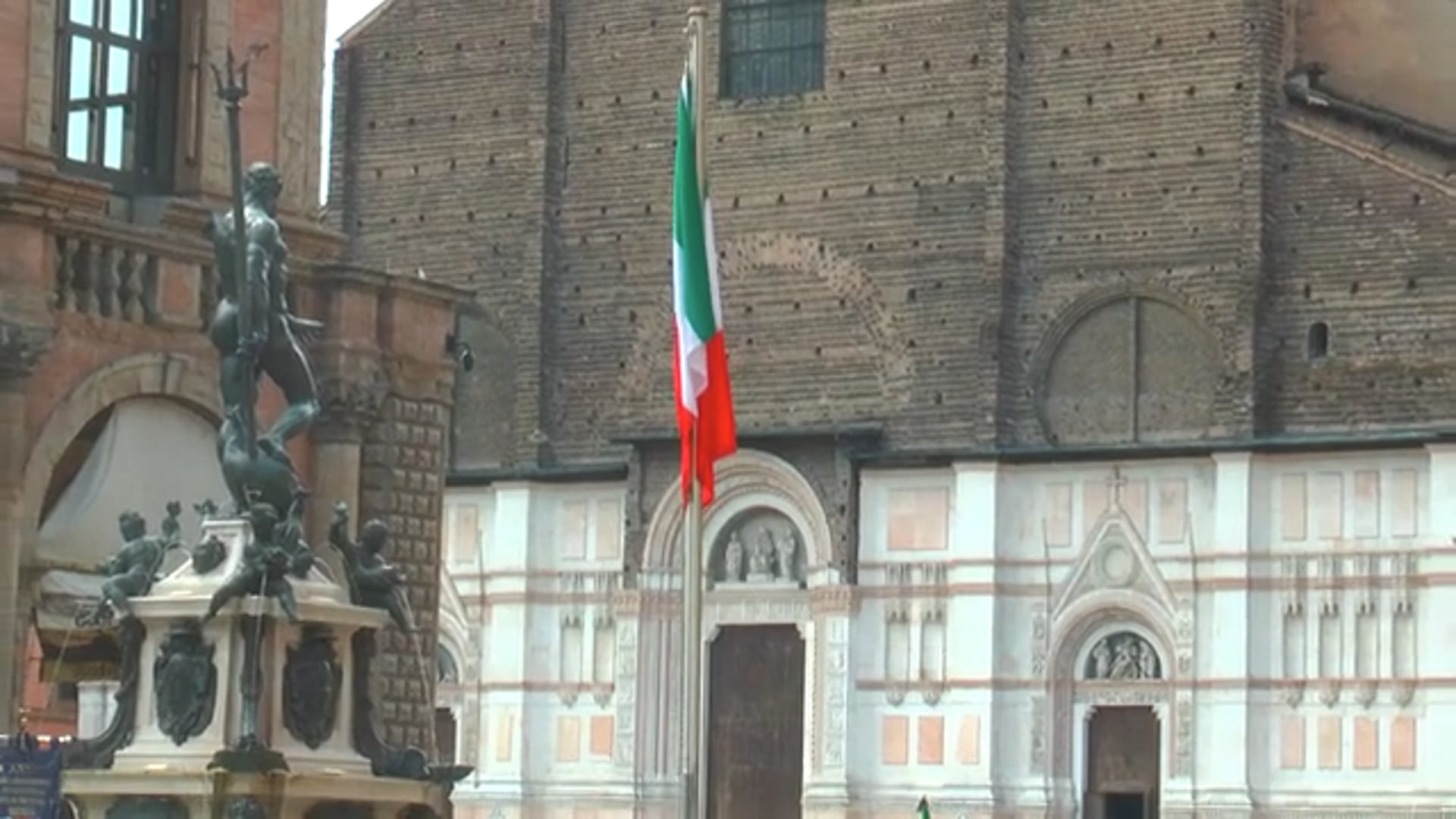 Celebrazioni del 25 aprile in Piazza Nettuno: folla partecipata e commossa